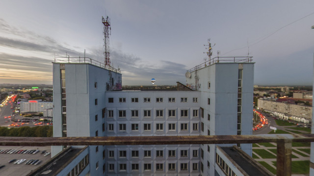 The roof, the view between the towers