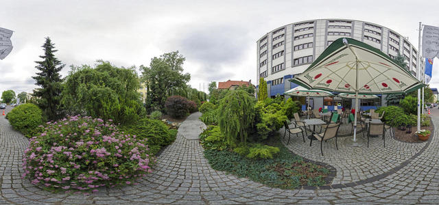 Кафе в парке рядом с отелем