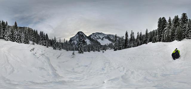 На снежном сколне горы Snoqualmie Mountain