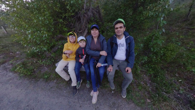 Семья на скамейке у пешего маршрута по берегу озера Колдуотер
