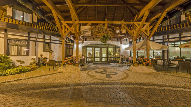 Przy wejściu do hotelu, restauracja