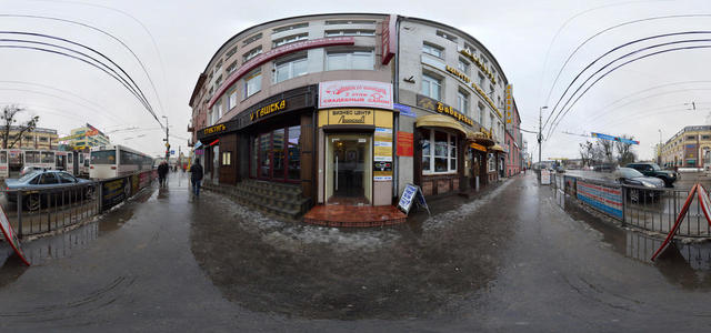 На тротуаре