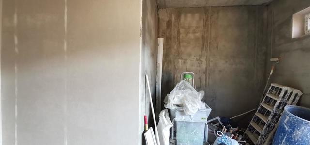 Часть комнаты со стороны заднего двора