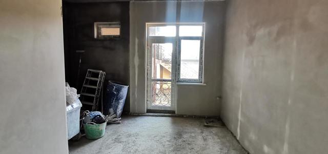 Вход в комнату с левой стороны заднего двора