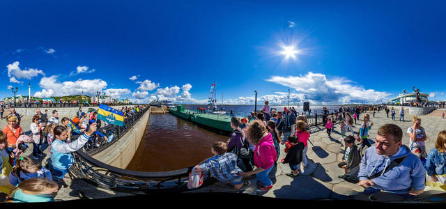Residents of the city welcome the regatta