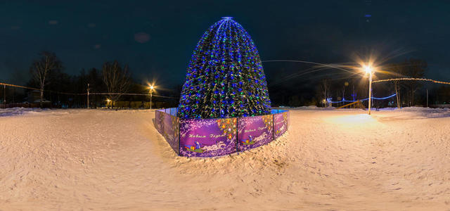 Под ёлкой