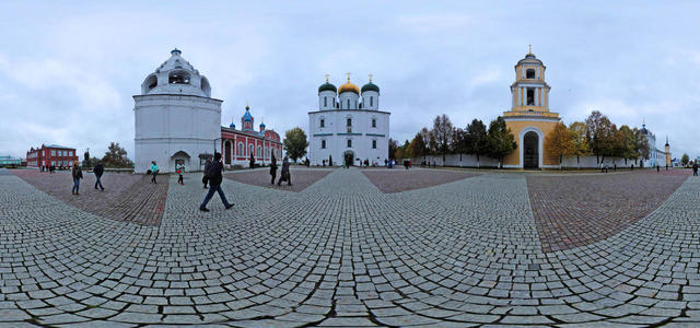 в центре соборной площади