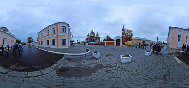 у стен монастыря