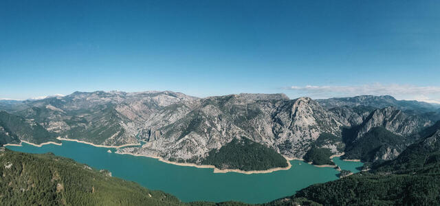 aerial-panoramic-view-mountain-water-vegetation
