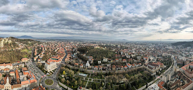 panoramnyi-vid-s-bespilotnika-na-staryi-centr-brasova-rumynia