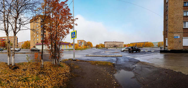 Площадь Ленина. Рядом Горького, 25.
