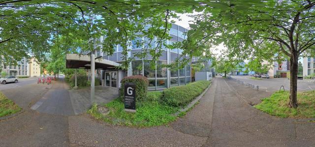 [G] Eingang ins G-Gebäude von der Rheingutstraße.