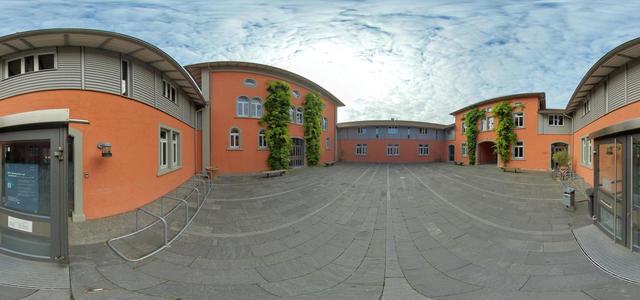Vor dem Eingang in die Bibliothek