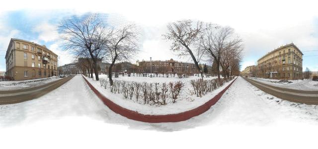 У сквера Чапаева. (ул. Чапаева, 13, 15)