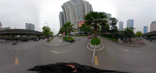 Mặt Phạm Hùng - Trước lối ra vào S2